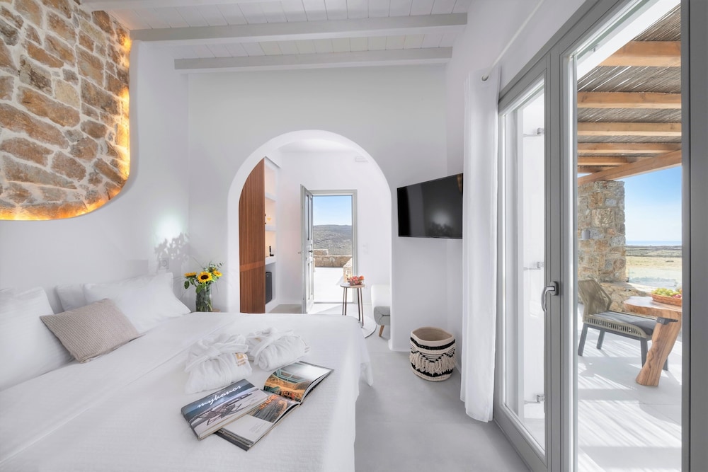 DELUXE, SUITE, POOL VIEW, JETTED TUB