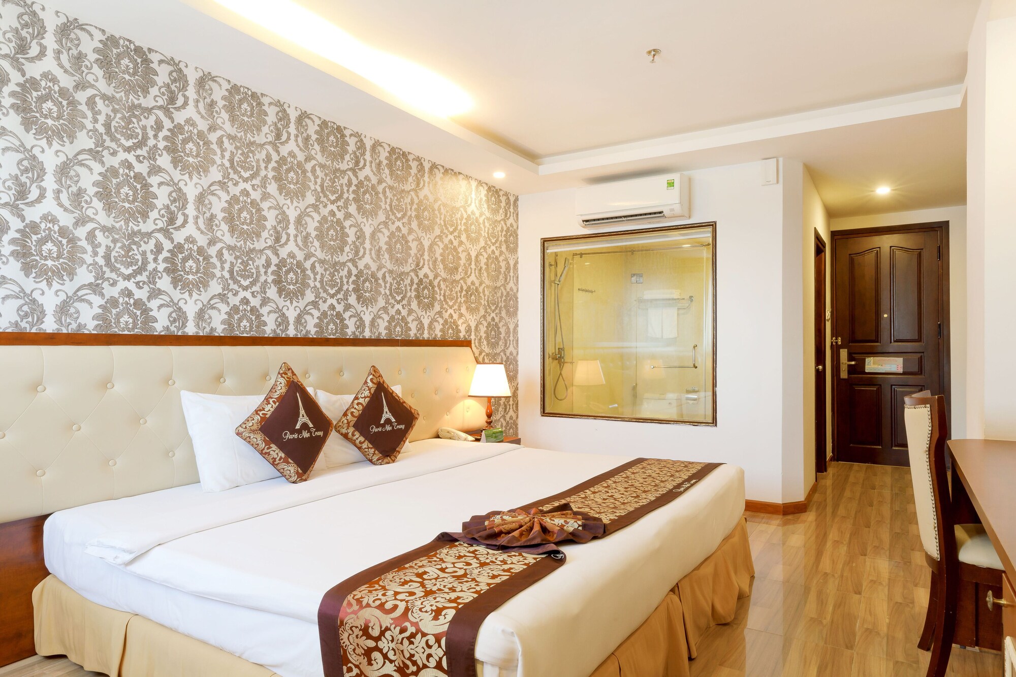 DELUXE, DOUBLE OR TWIN BED, PARTIAL OCEAN VIEW