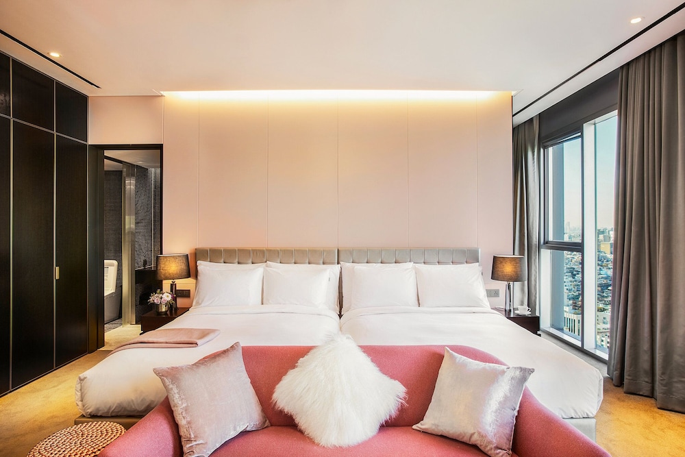 QUEEN'S, SUITE