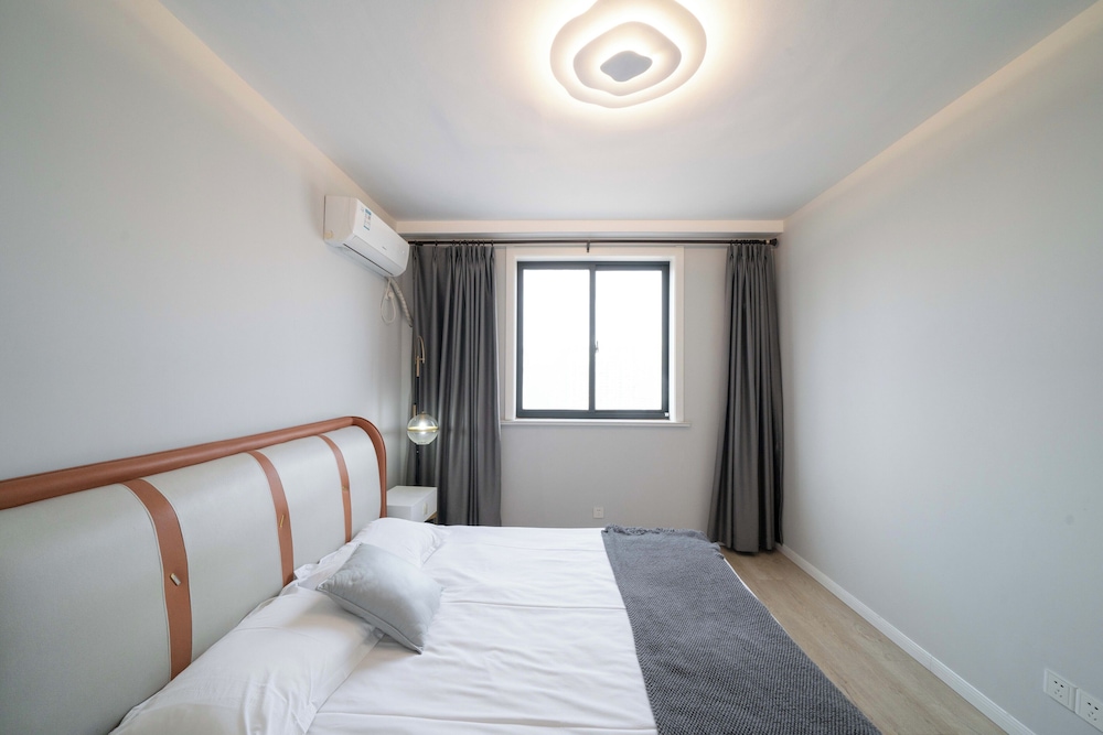 3 Bedrooms, Comfort, Apartment, 1 Double and 3 Queen Beds, Bathtub، Book and Bed-People's Square 4/10