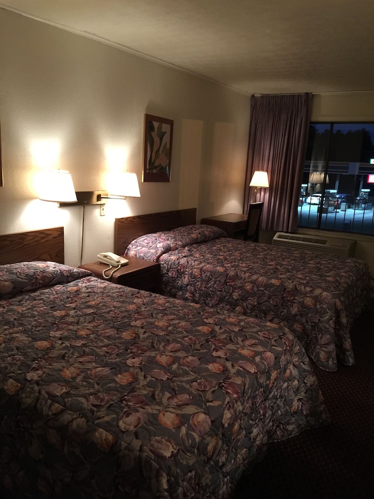 Flagship Inn 24/38