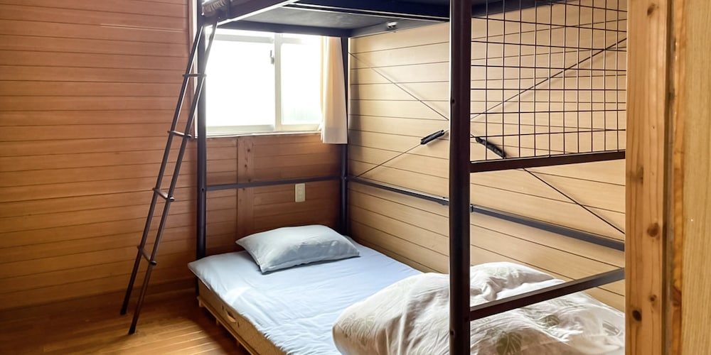 ROOM, TWIN BEDS, SHARED BATHROOM