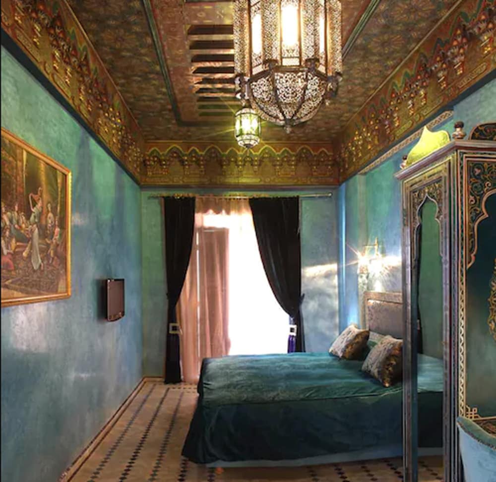 LUXURY, SUITE