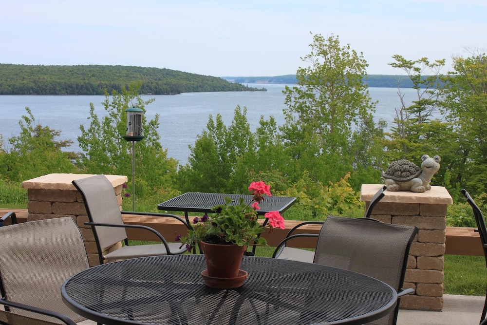 Holiday Inn Express Munising-Lakeview 60/68