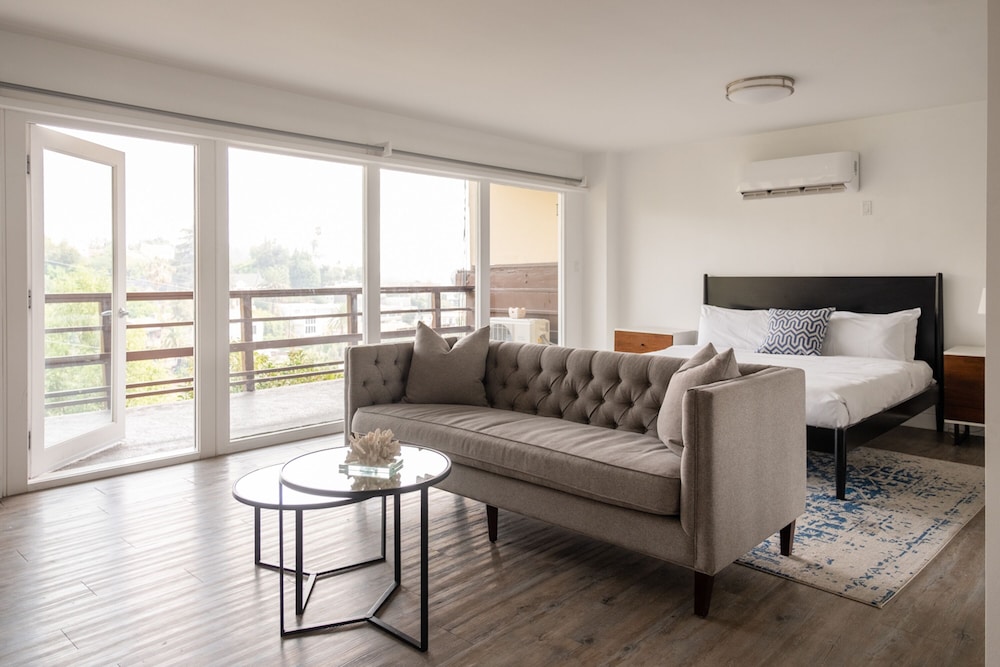 Hollywood Hills Hotel 35/55