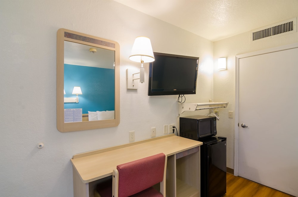 Motel6 Mitchell, SD 54/68