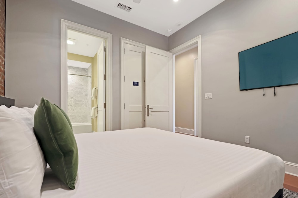 2 Bedrooms, 2 Queen Beds, 2 Bathrooms, Sofa، Factors Row by Sextant 3/10