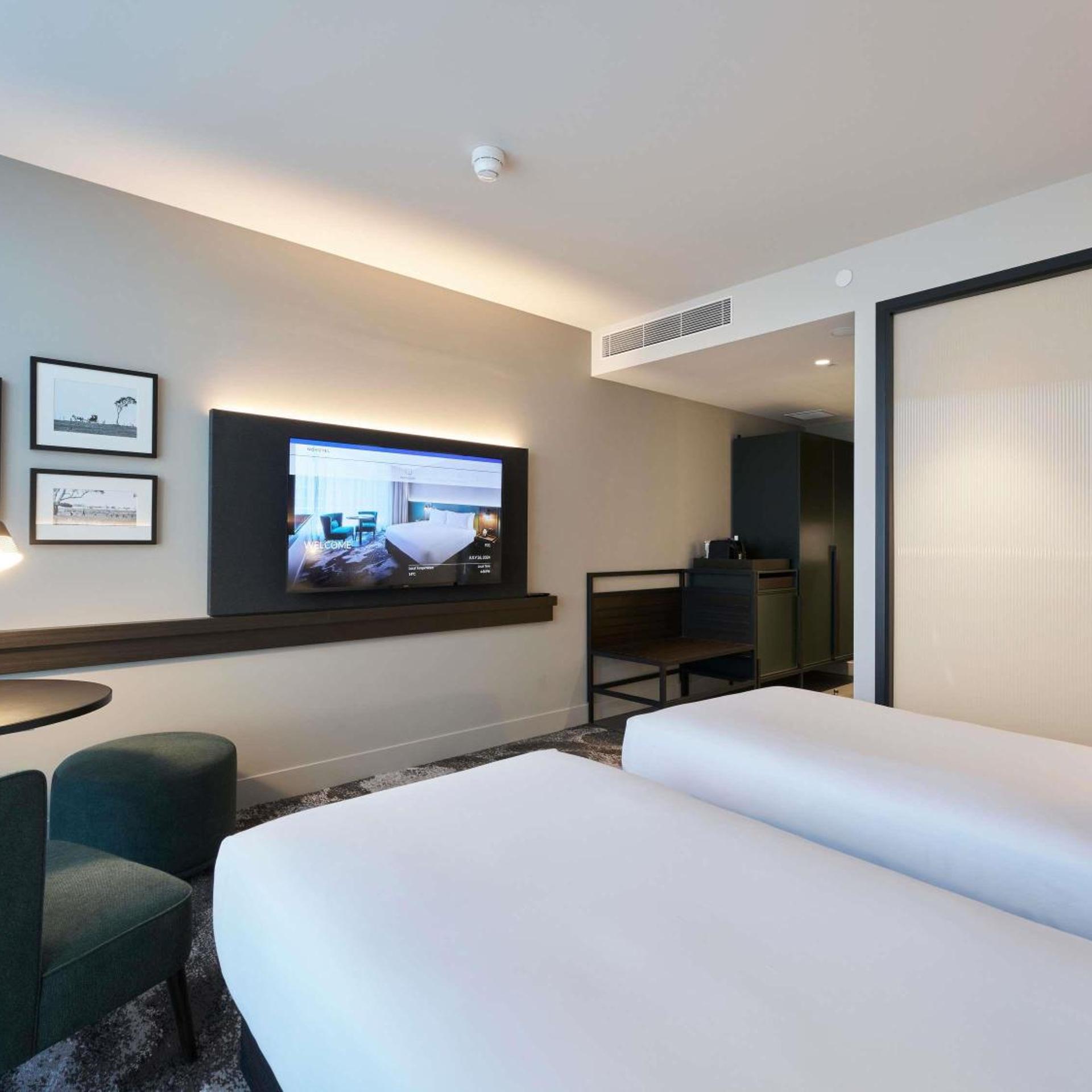 Deluxe, Convertible Double Bed
