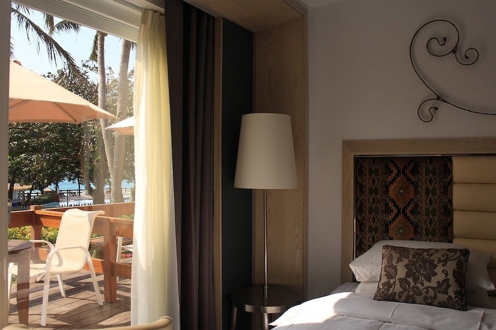 Chateau Beach Resort 38/78