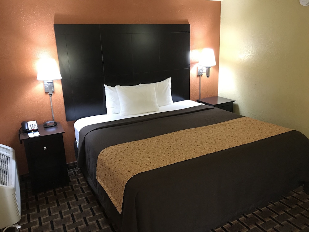 Days Inn by Wyndham Joplin 9/32