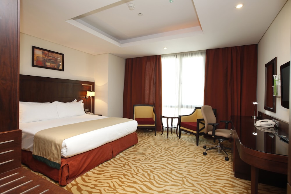 جناح بسرير كينج بإطلالة على المسبح بغرفة نوم واحدة للمدخنين، هوليداي إن - العليا(Holiday Inn Olaya) 4/10