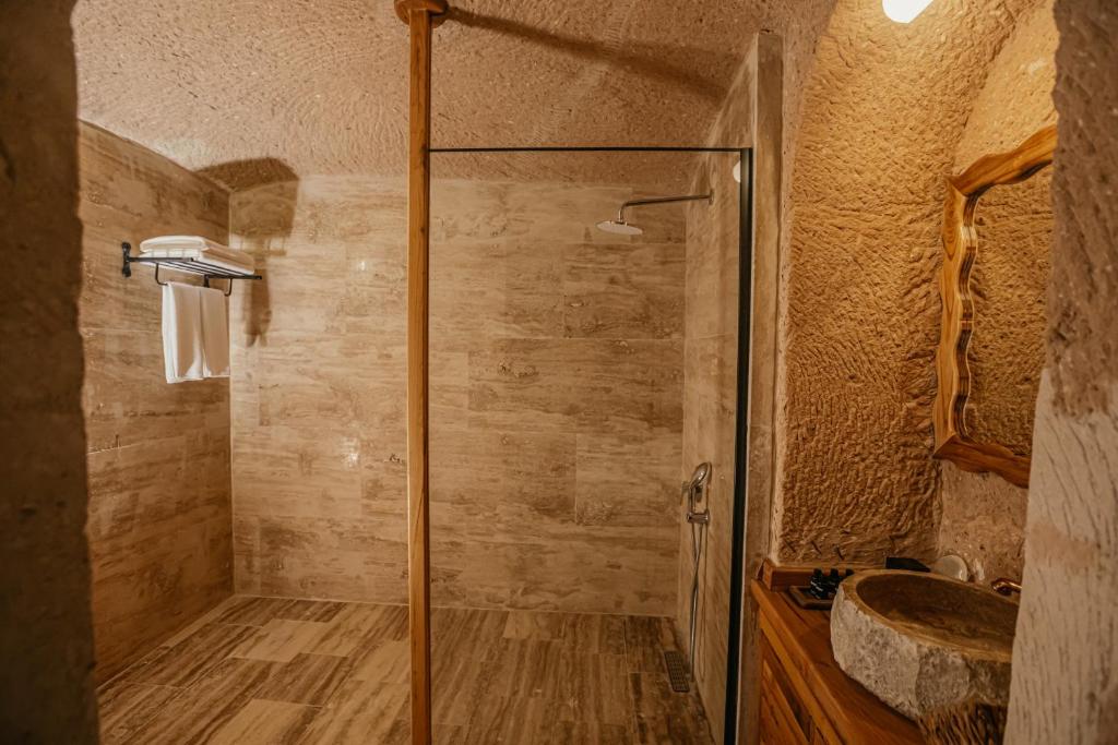 جناح جونيور، Misty Cave Hotel 6/8