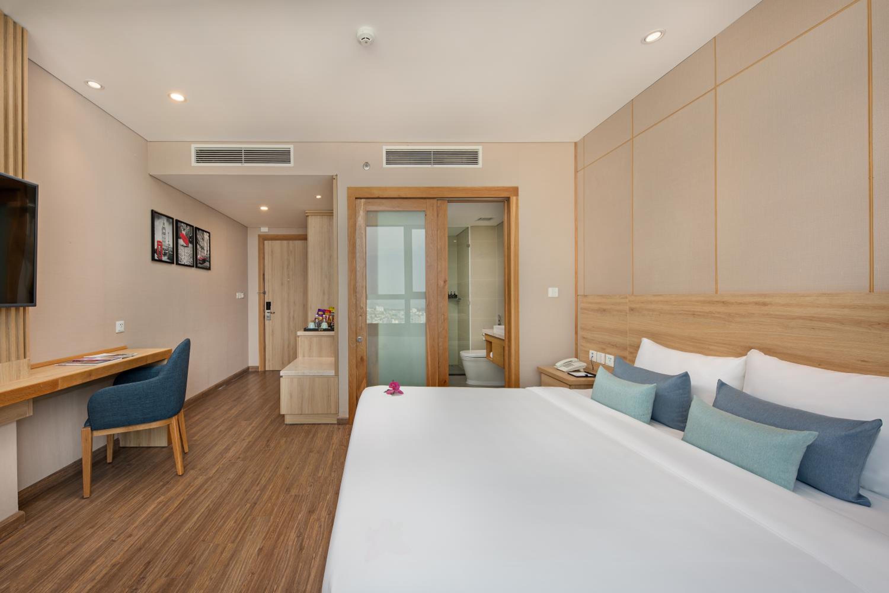 Grand, Deluxe, Queen Bed