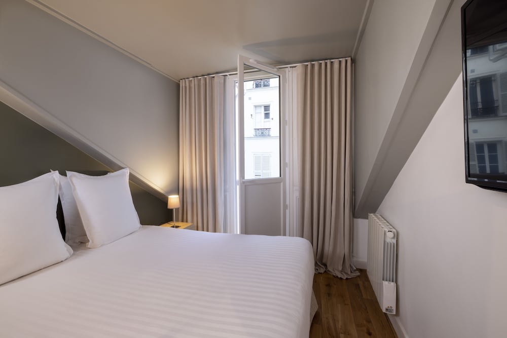 3 BEDROOMS, DUPLEX, COURTYARD