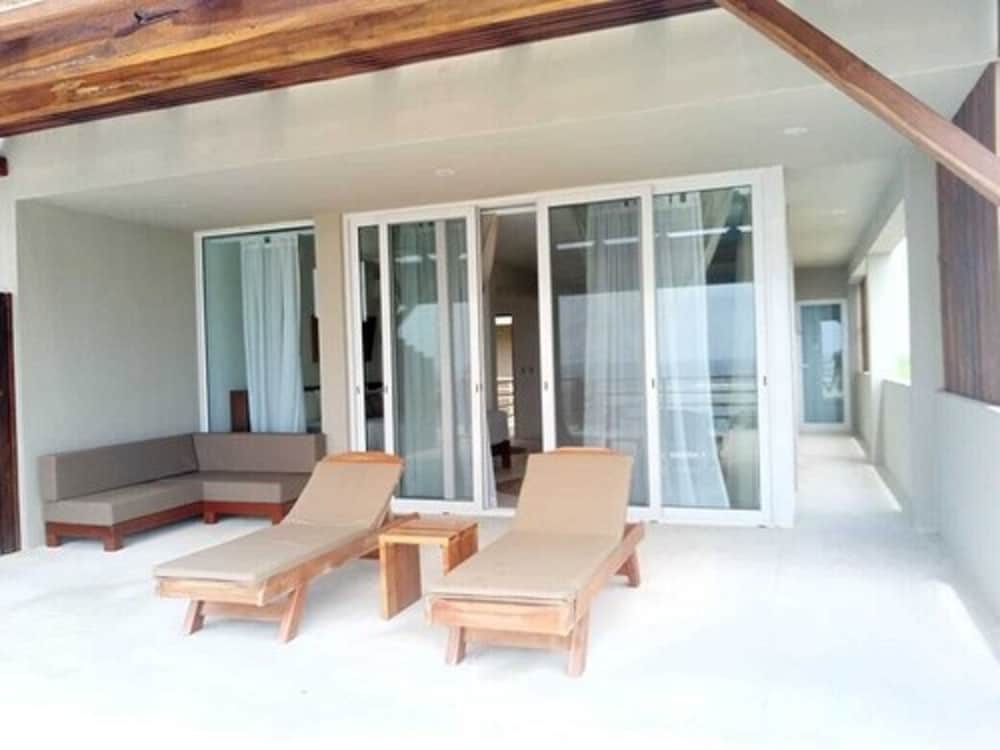 Noah Beach Hotel and Suites 28/55
