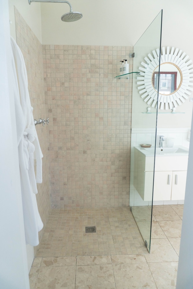Admiralty Beach House 50/50