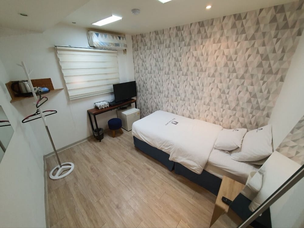 ROOM, SINGLE