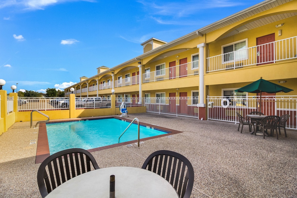 Scottish Inn Suites Baytown 3/32