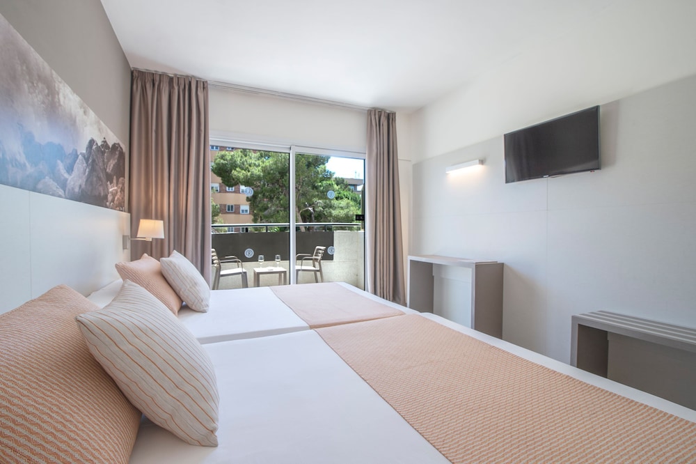 ROOM, QUADRUPLE