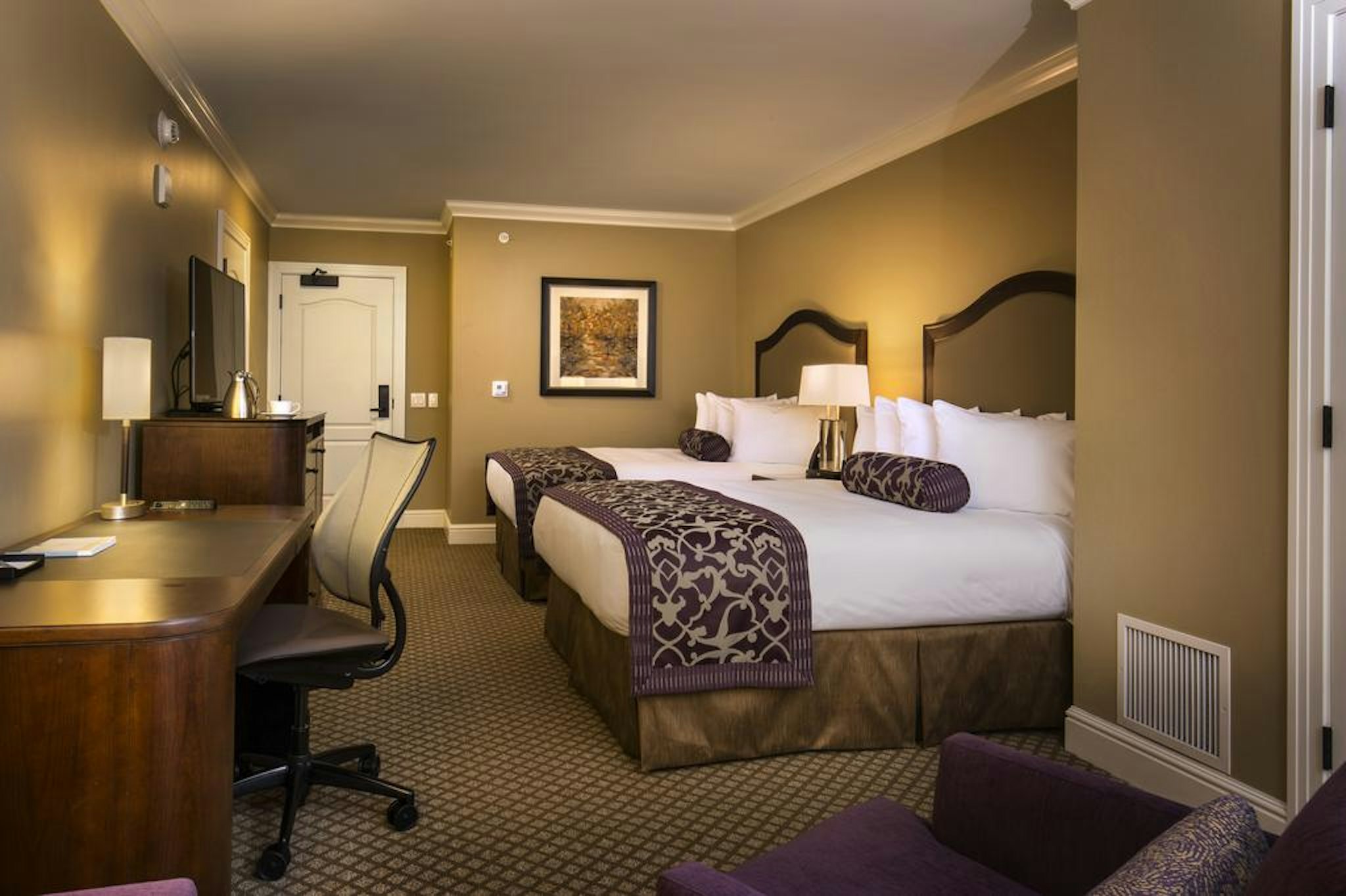 Lakeshore, Queen Bed, Accessible, The Edgewater 2/2