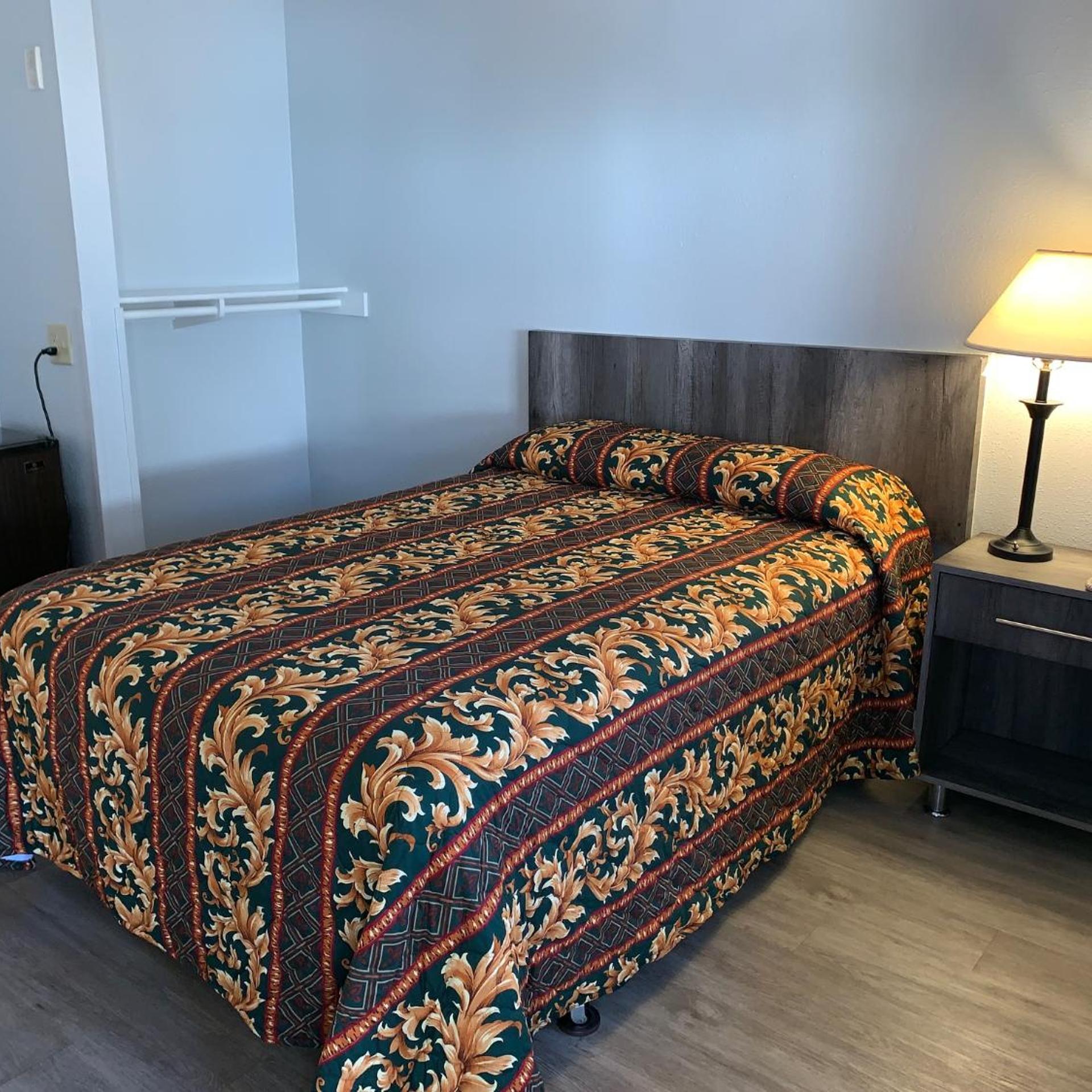 EZ 8 Motel Old Town 8/24