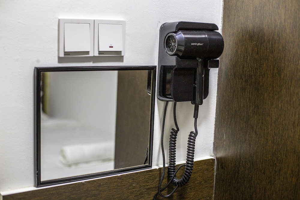 Red Velvet Inn Hotel 16/25