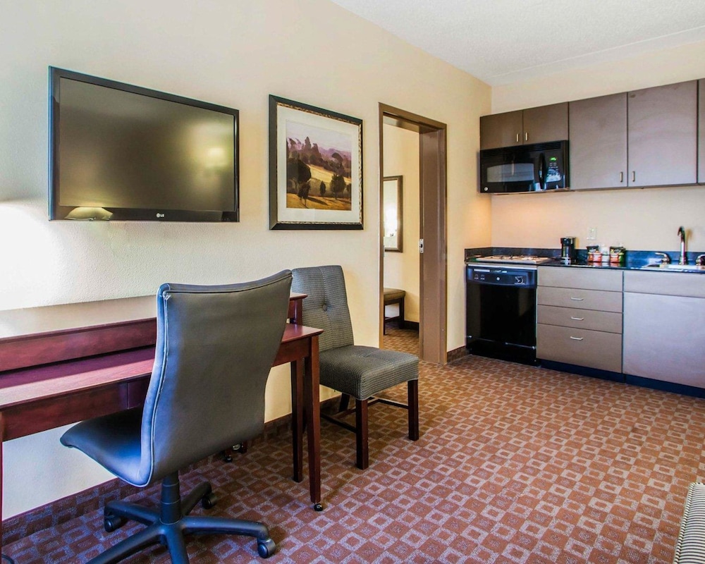 Quality Inn & Suites Peoria 34/50