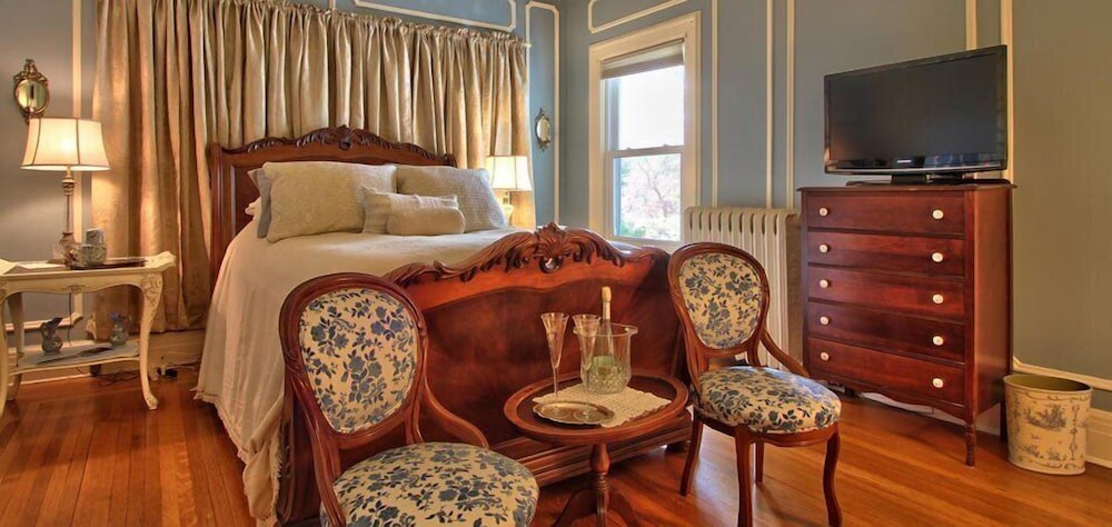 Mathis House, A Victorian Bed & Breakfast and Tea Room at 600 Main 31/50