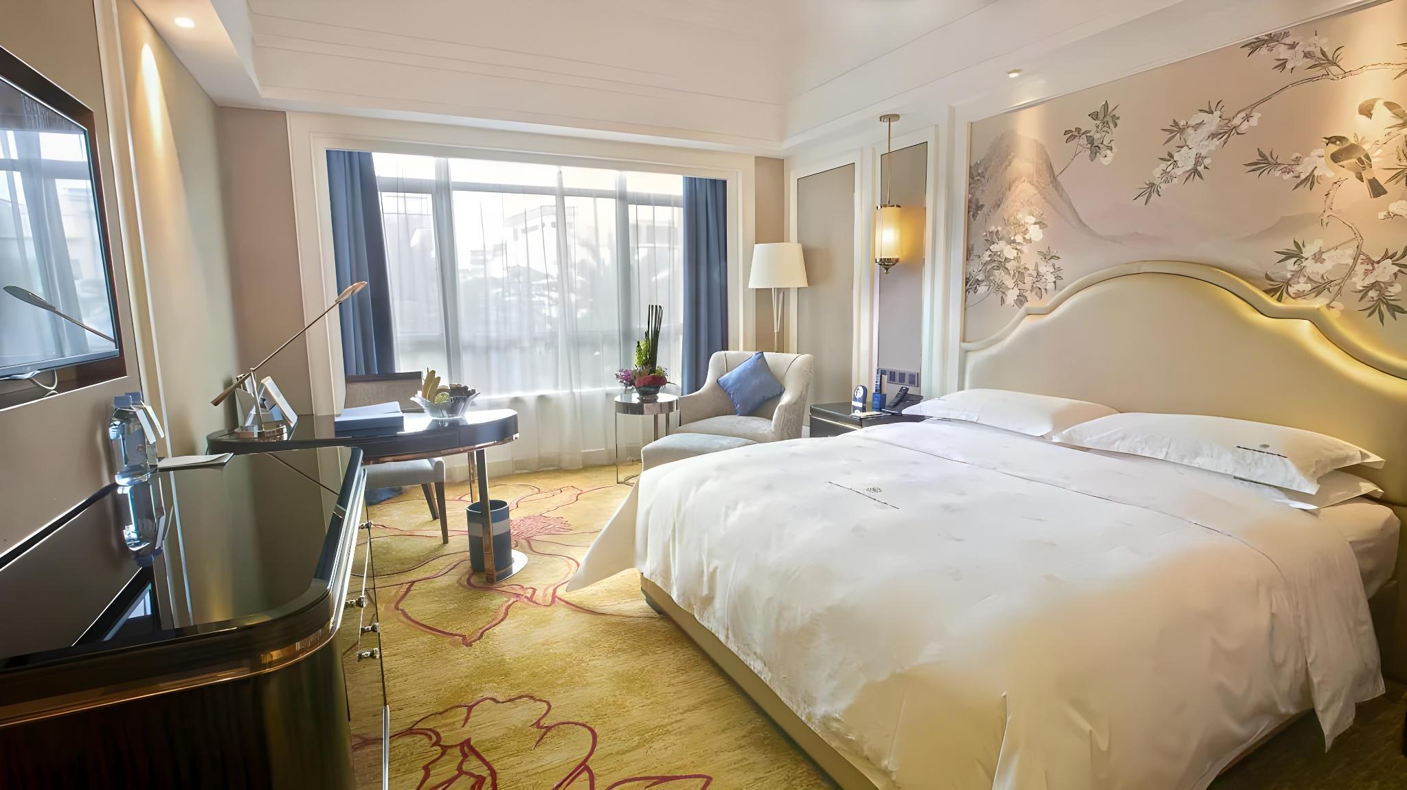Room, King Bed, Queen Bed, Street View, Private Bathroom