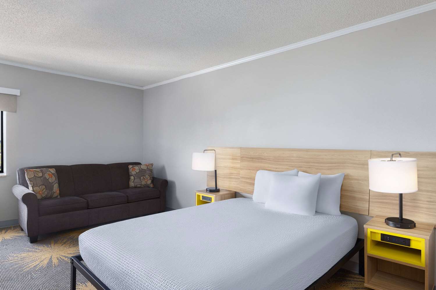 Days Inn & Suites By Wyndham Kansas City South 14/43