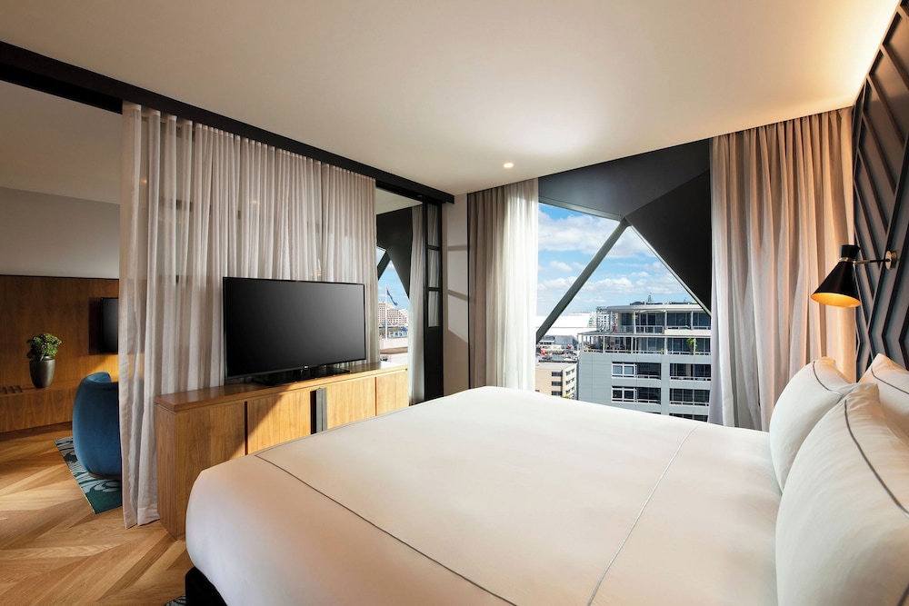 West, Suite, King Bed