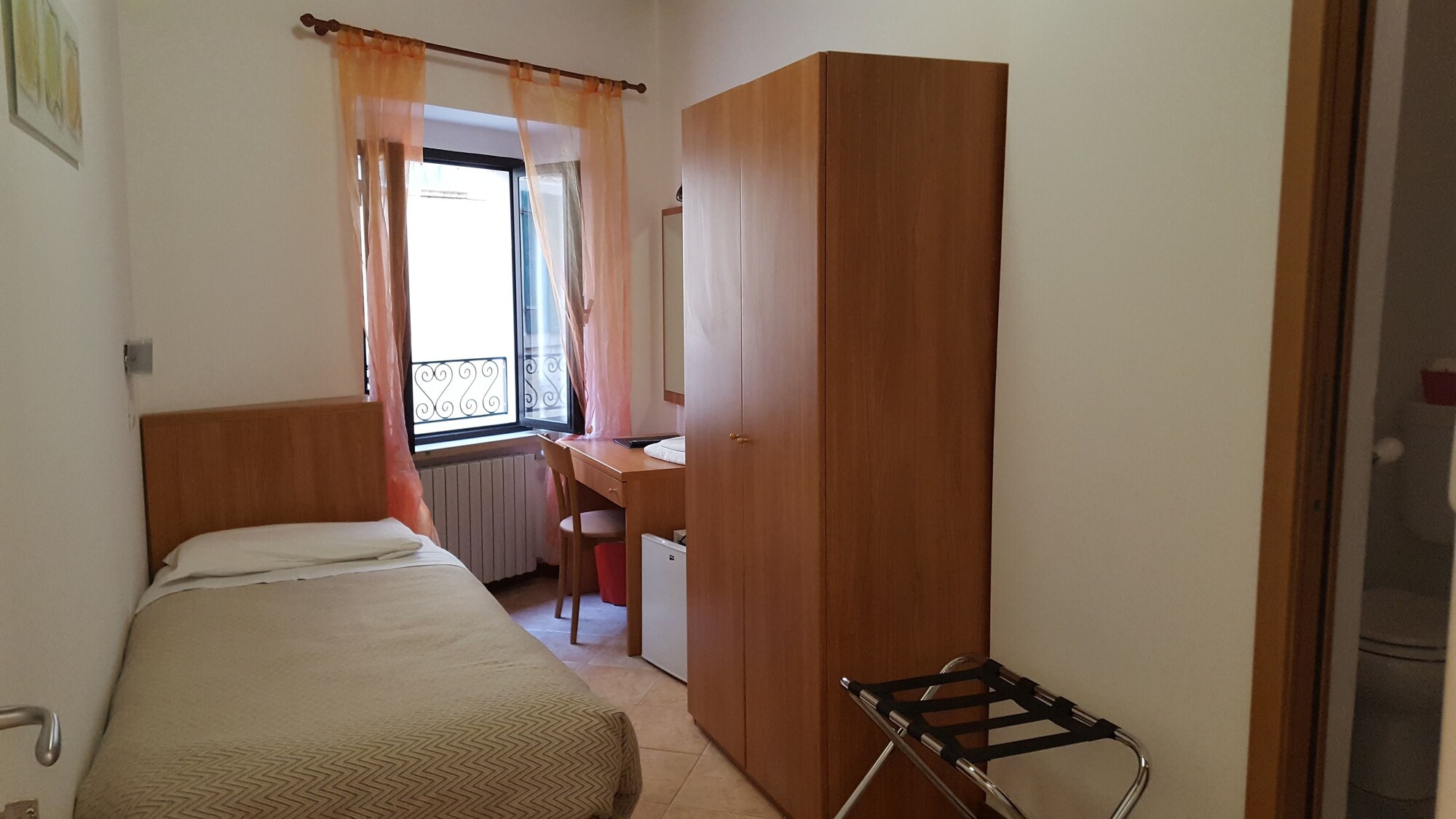 ROOM, SINGLE