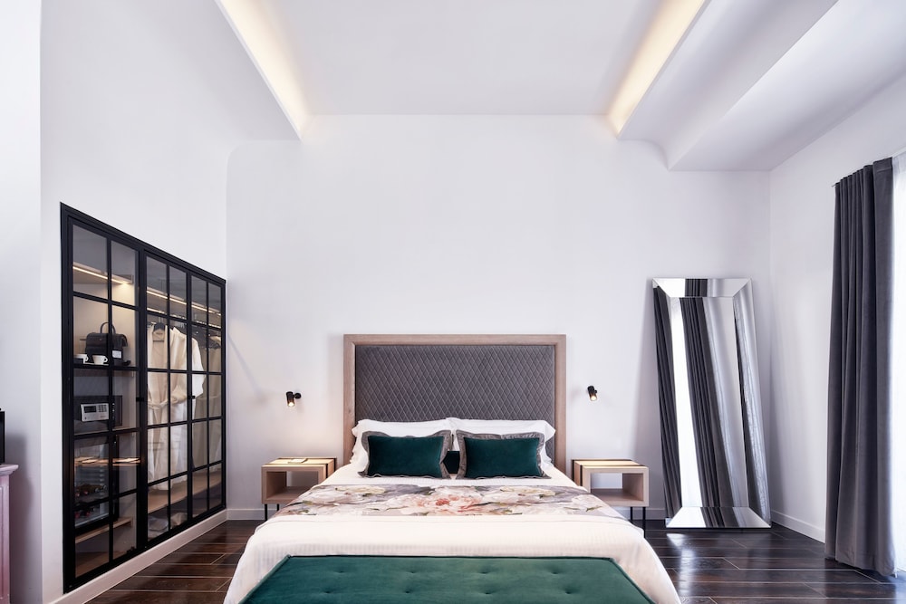 SENIOR, SUITE, SEA VIEW, JETTED TUB