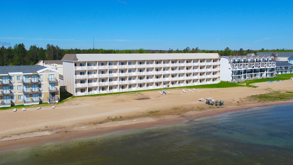 Mackinaw Beach & Bay Inn & Suites 8/51
