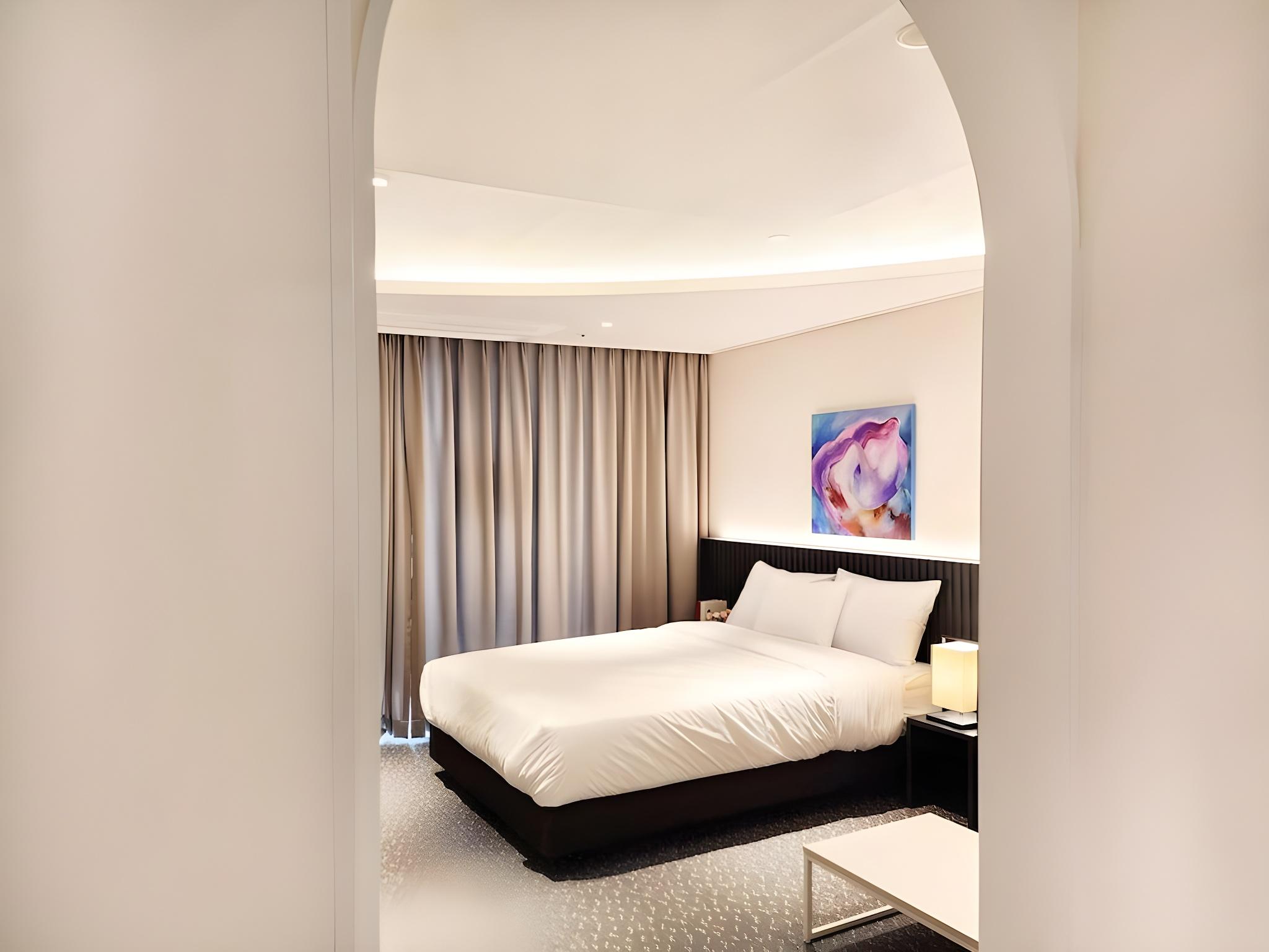 City, Superior, Queen Bed, Partial City View