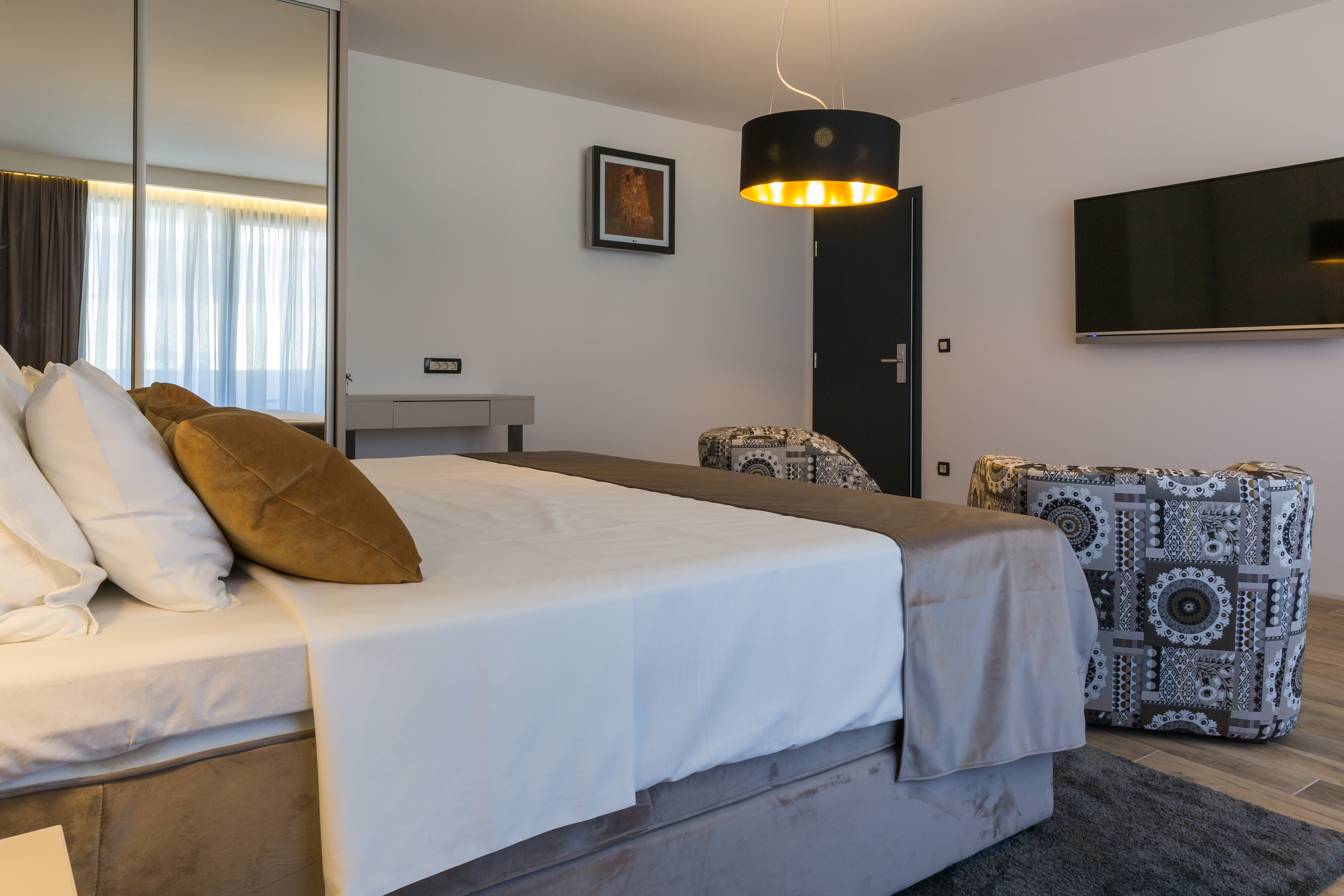 DELUXE, KING BED