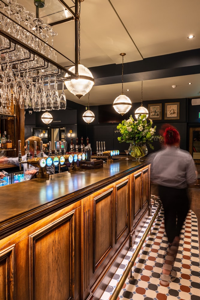 CROWN INN 4/33