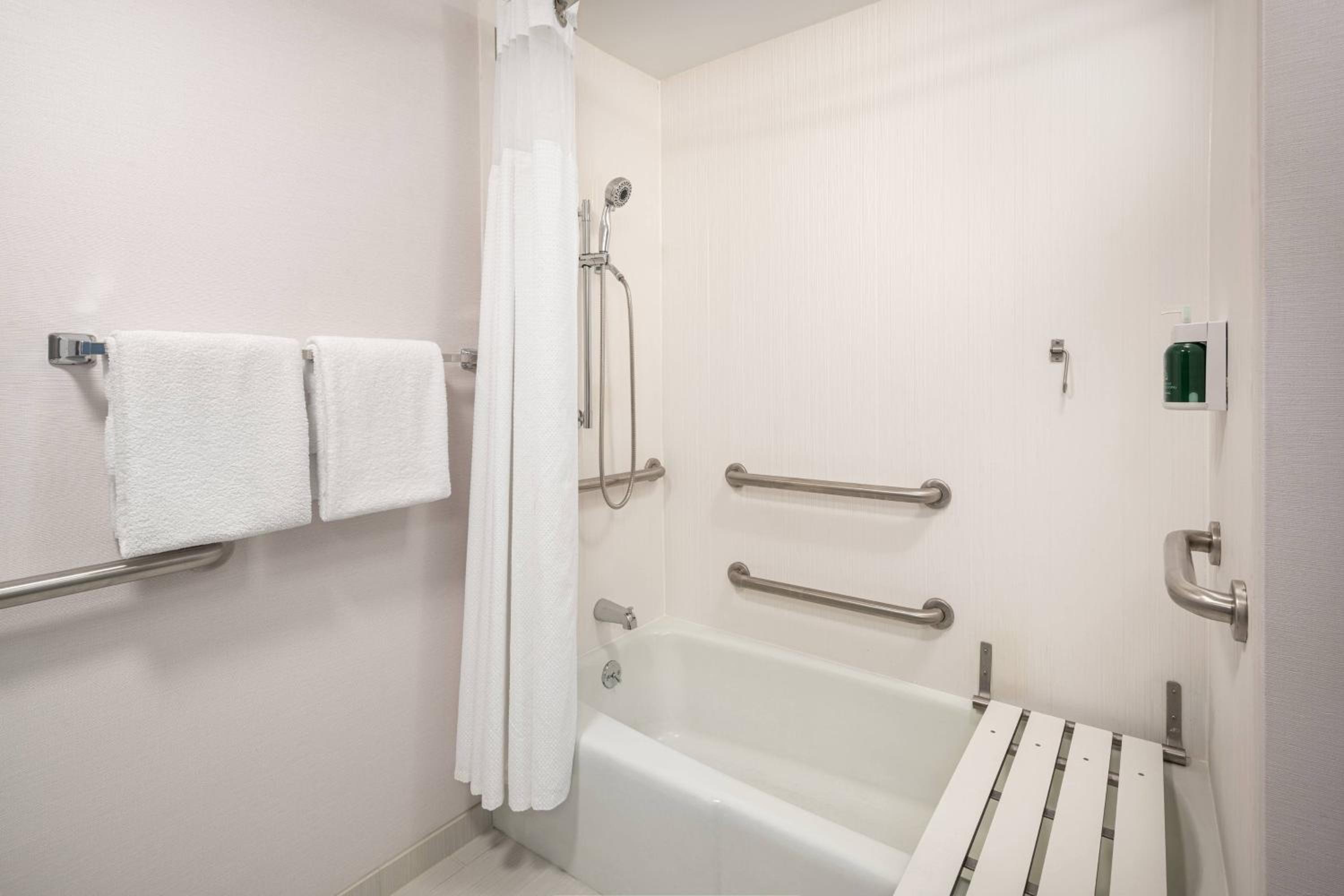 غرفة بسرير كينج مع أريكة بحوض استحمام لذوي الإعاقة، Courtyard by Marriott Rancho Cordova Sacramento 10/10
