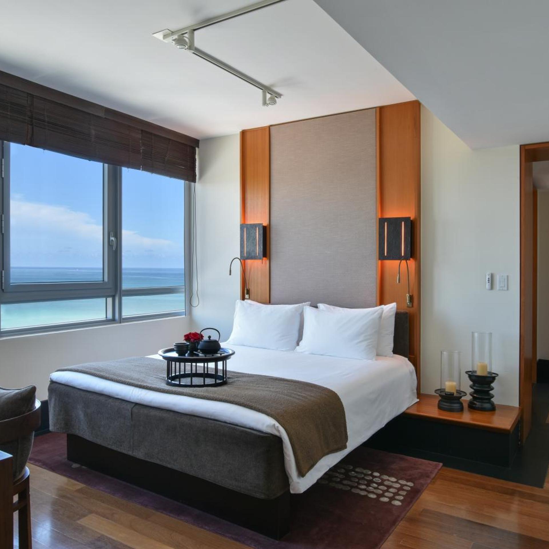 2 Bedrooms, Suite, City and Ocean View
