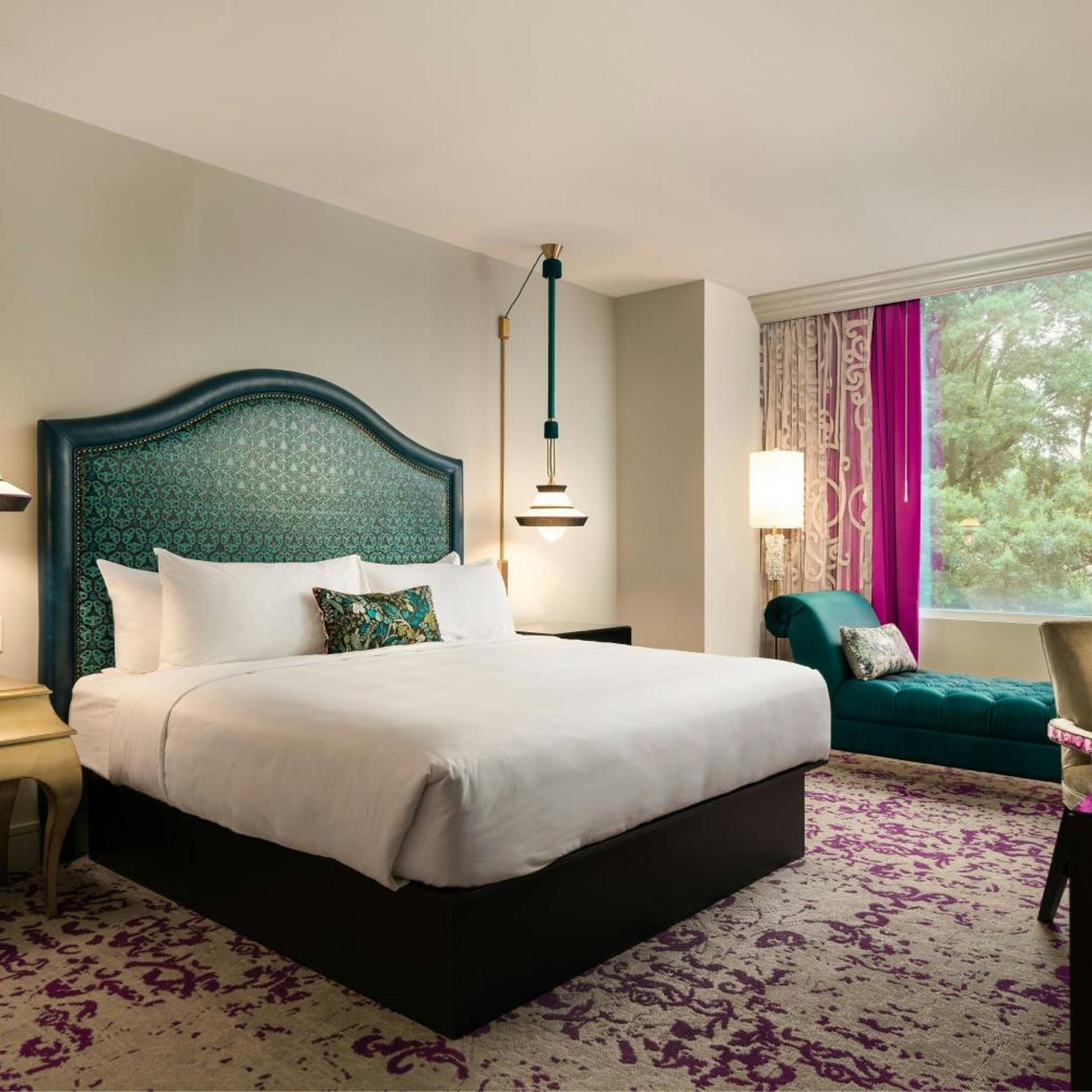 Guest Room, King Bed, City View