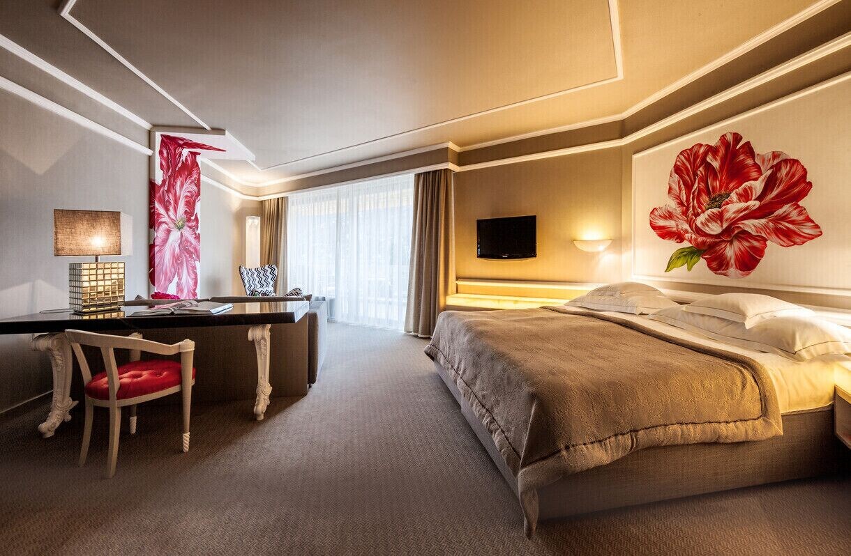 Deluxe, Queen Bed, Partial Lake View