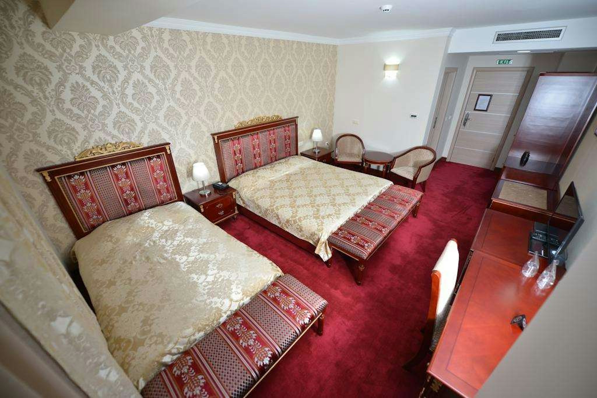 Gold Hotel 16/67