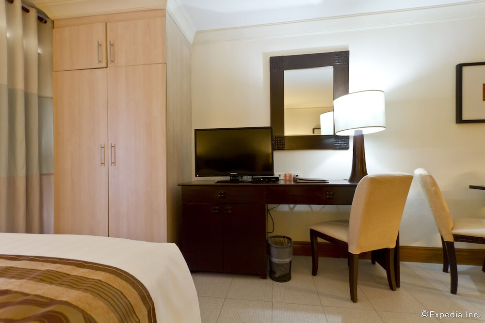 Crown Regency Suites Mactan 62/74