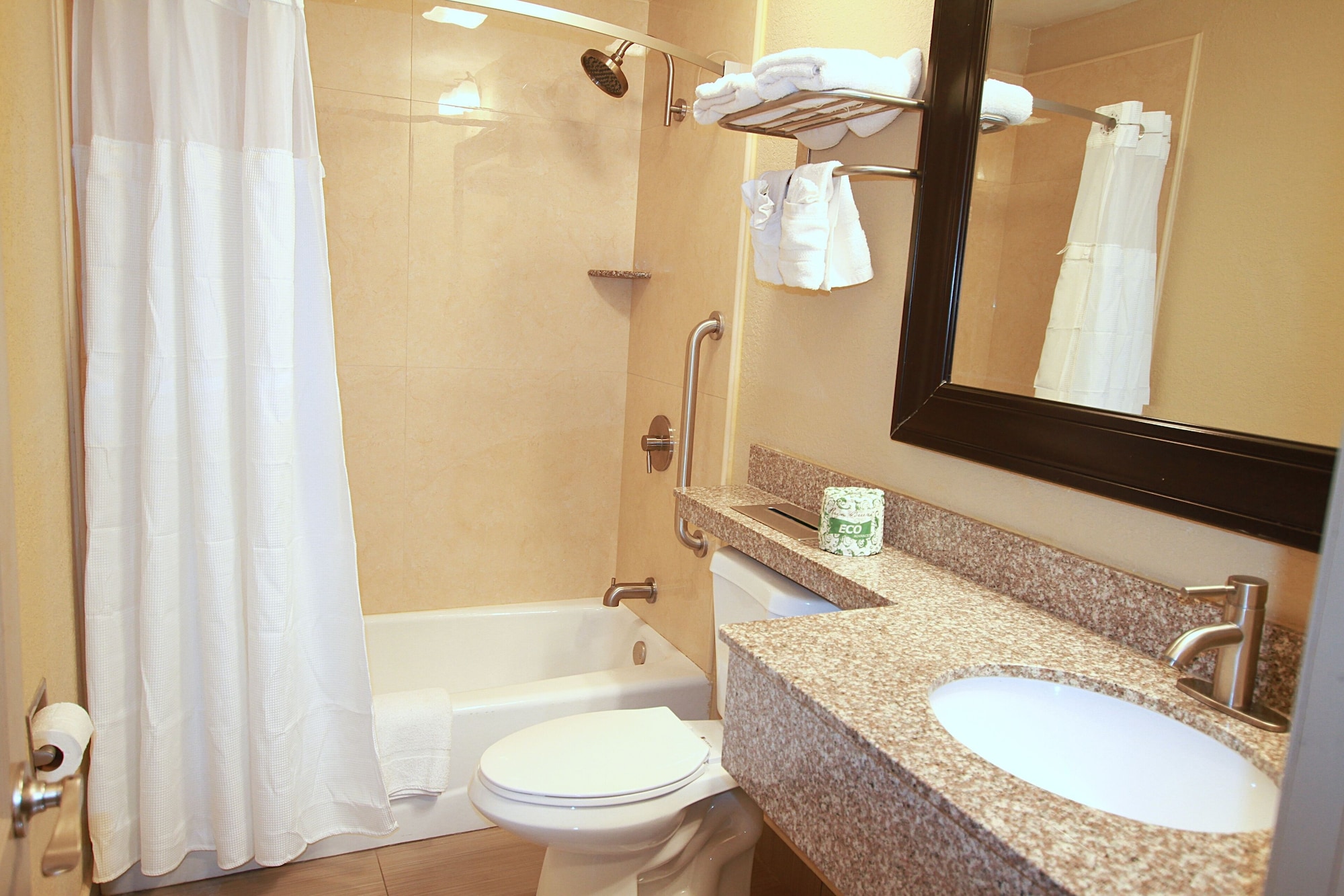 جناح تنفيذي بسرير كينج مع أريكة بجاكوزي، Travel Inn and Suites Flemington 5/9