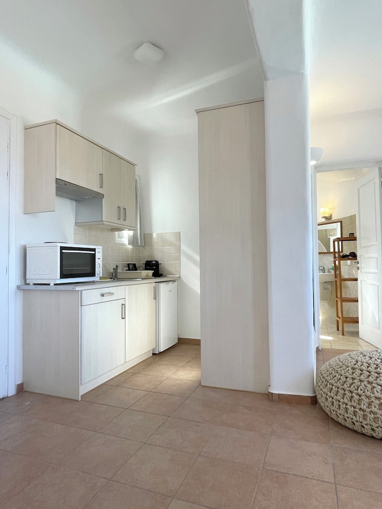 Yakinthos Residence 10/50