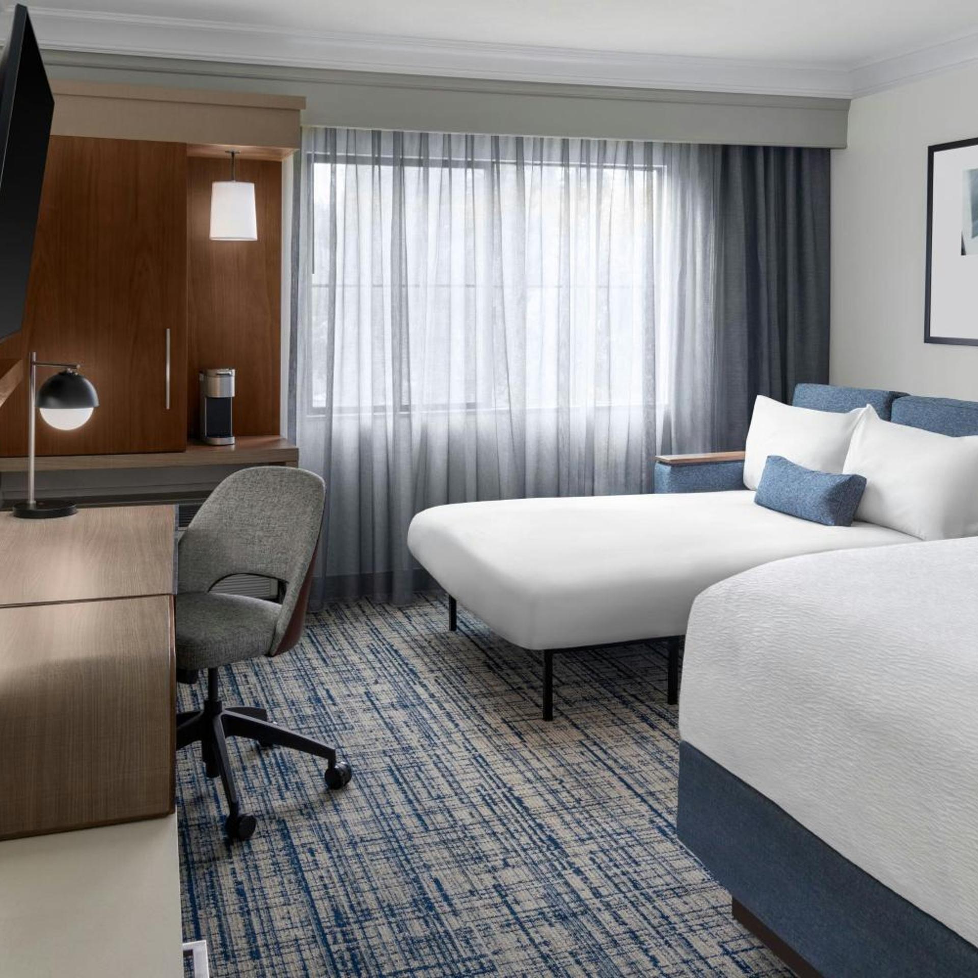 غرفة بسرير كينج مع أريكة بحوض استحمام لذوي الإعاقة، Courtyard By Marriott Palo Alto Los Altos 10/10