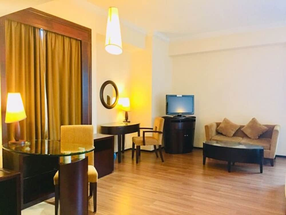 CRYSTAL CROWN HOTEL 48/62