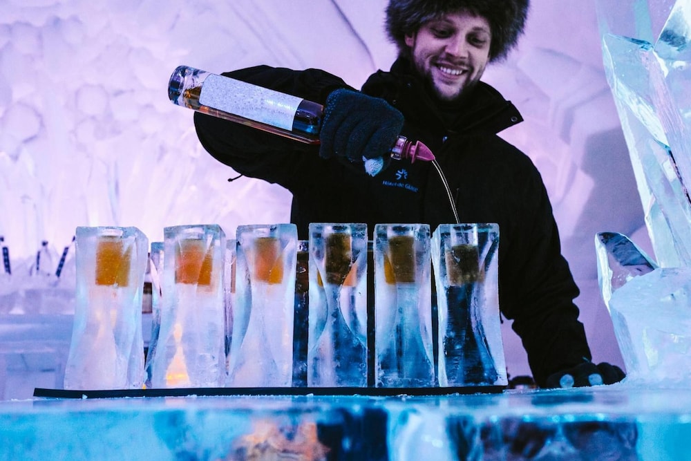 Hotel De Glace (Ice Hotel) 31/36