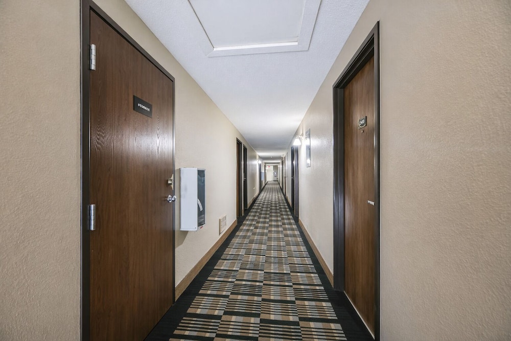 Hotel 8 Fergus Falls 25/49