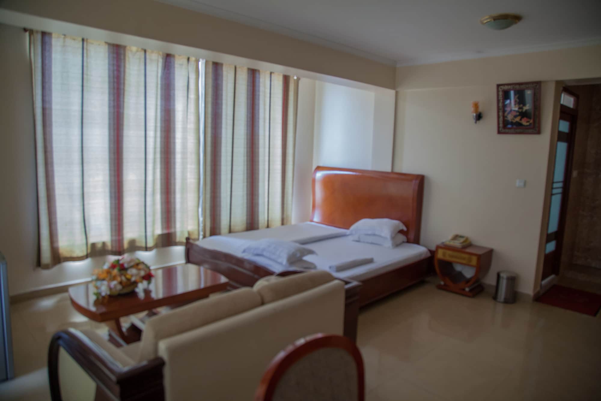 EXECUTIVE, SUITE